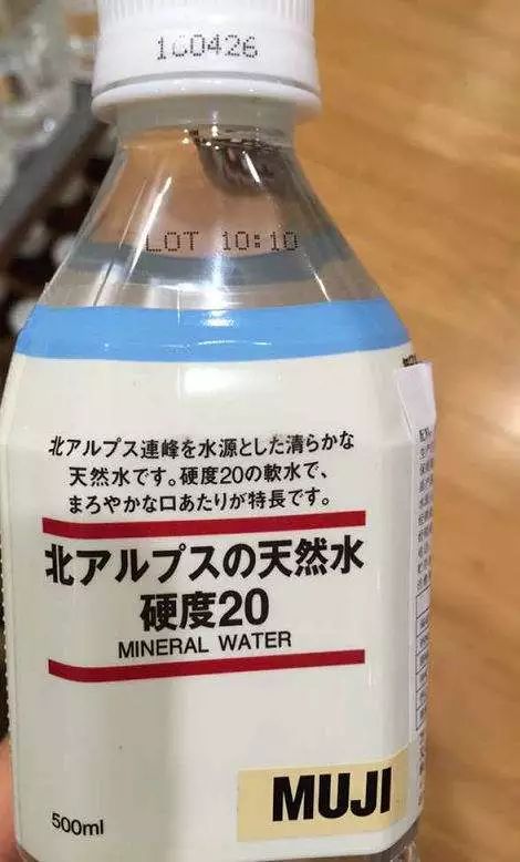 多國召回疑含致癌物瓶裝水，消費(fèi)者需提高警惕